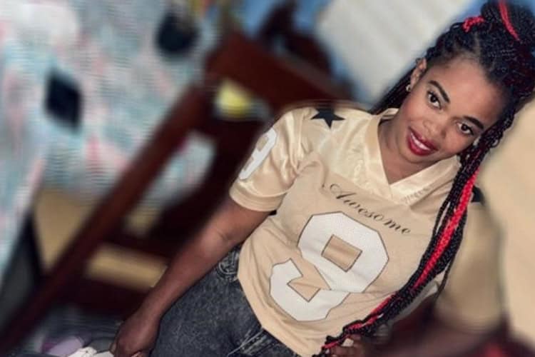 Tenía 23 años y <strong>tres hijos</strong>.  La mató a puñaladas su expareja, con quien había procreado uno de sus hijos. Los familiares y vecinos de la víctima sospechan que el feminicida planificó el crimen: un día antes mandó hacia Haití al hijo común y varios enseres. Tras el feminicidio, se dio a la fuga. Ocurrió el<strong> 29 de diciembre</strong> en el distrito municipal Maizal, Valverde.