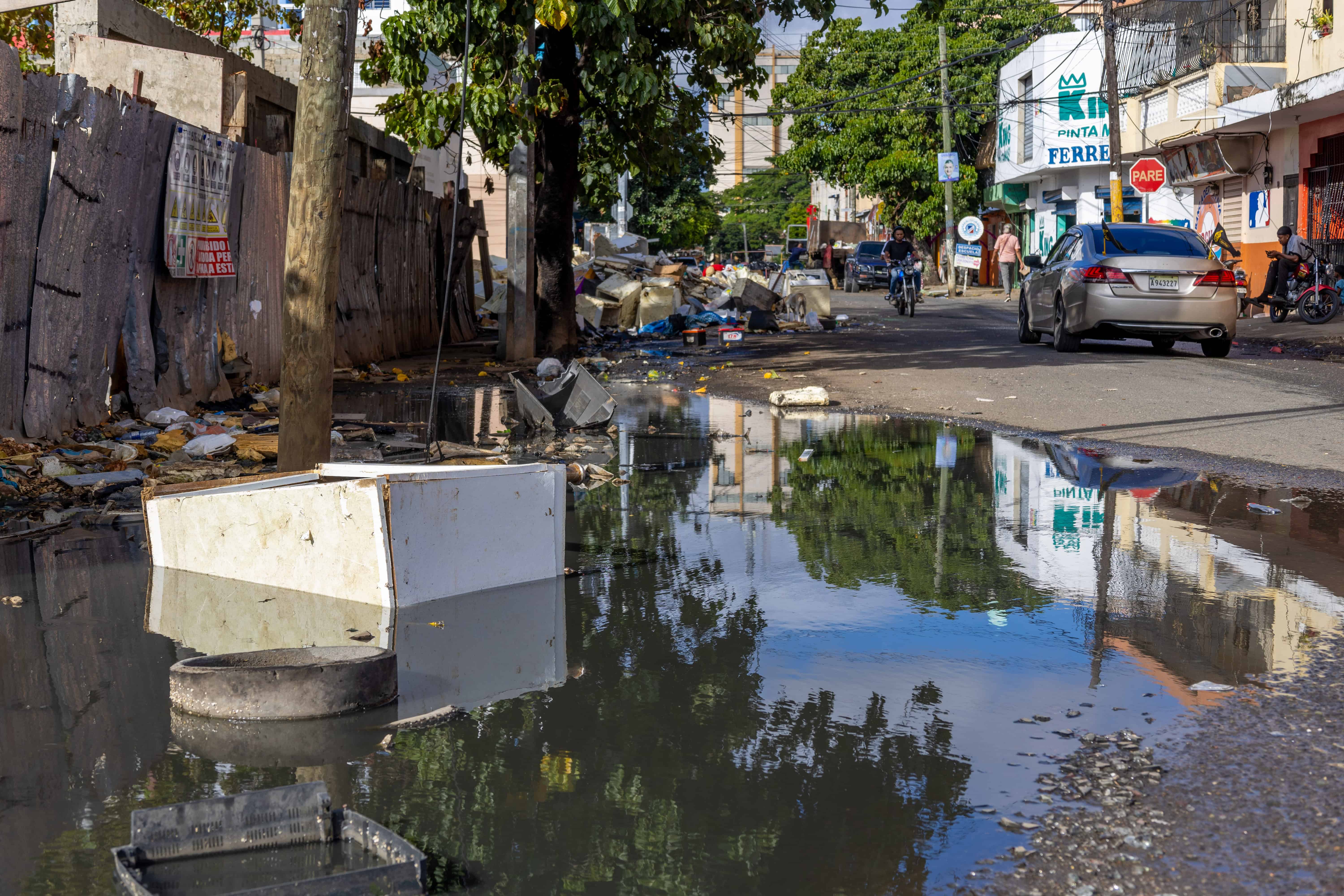 En la via hay un desguezadero de neveras.