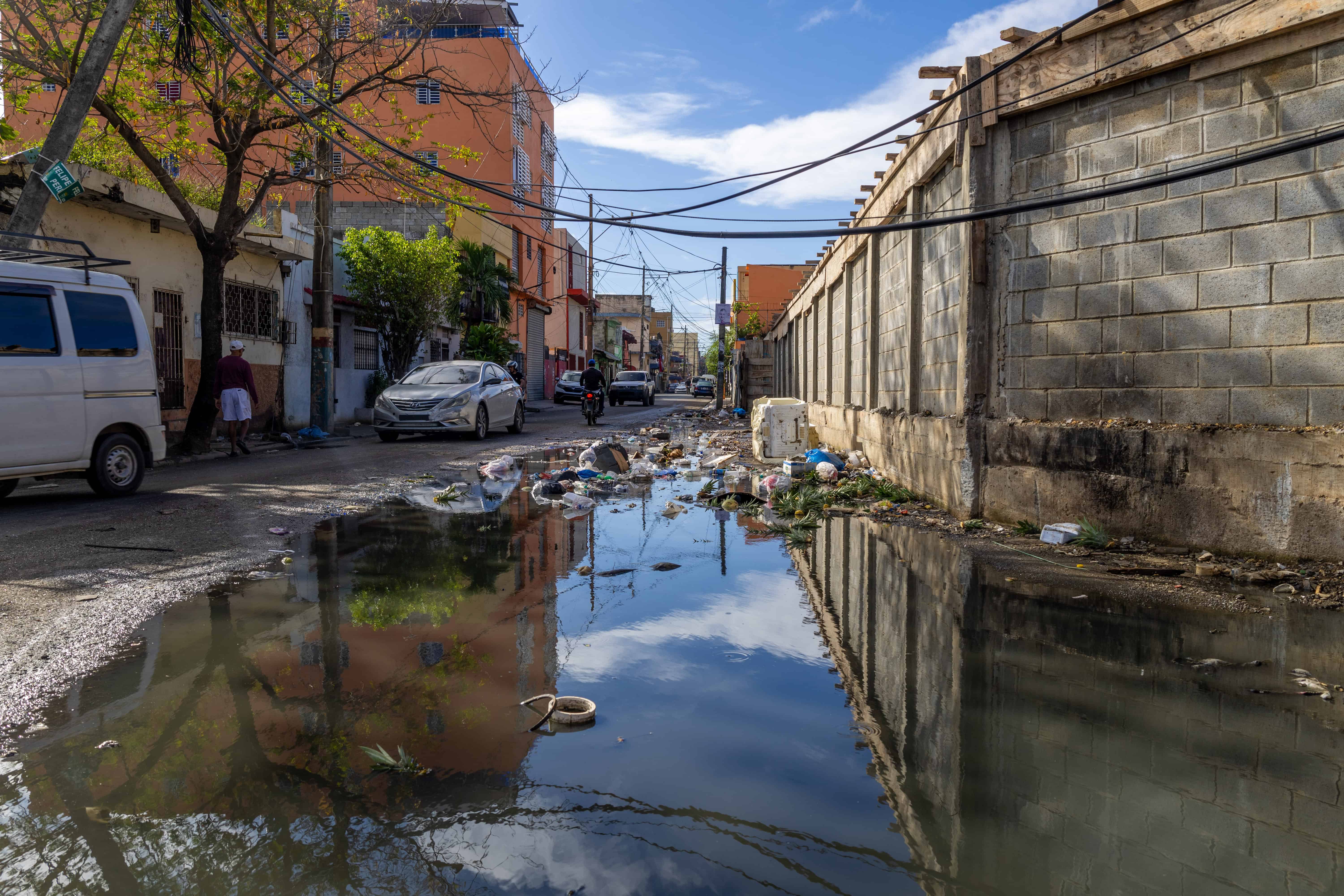 El agua pestilente se acumula de manera permanente.
