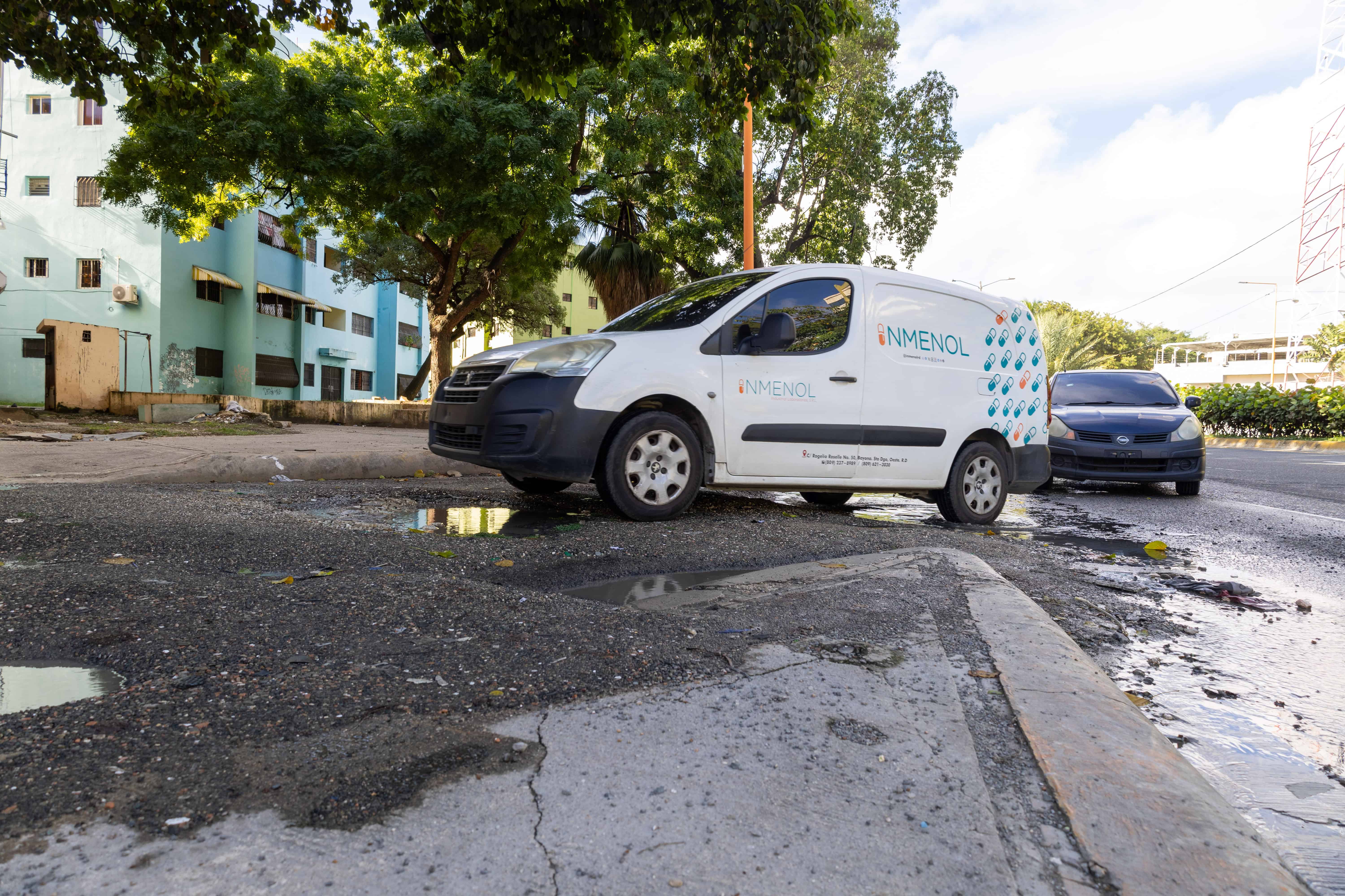 Los vehiculos dañan piezas por el mal estado de la calle.
