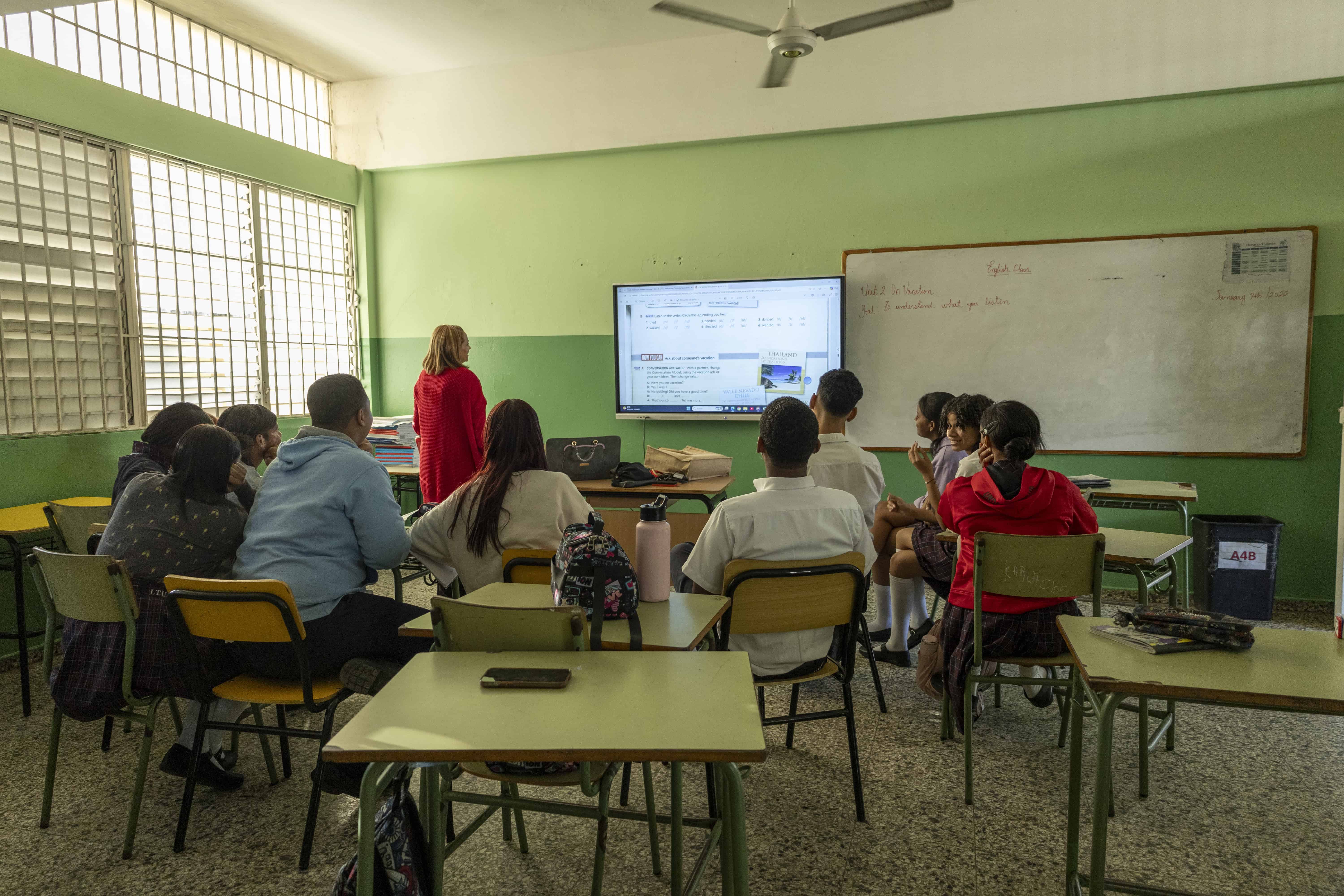 Grupo de estudiantes recibiendo docencia.