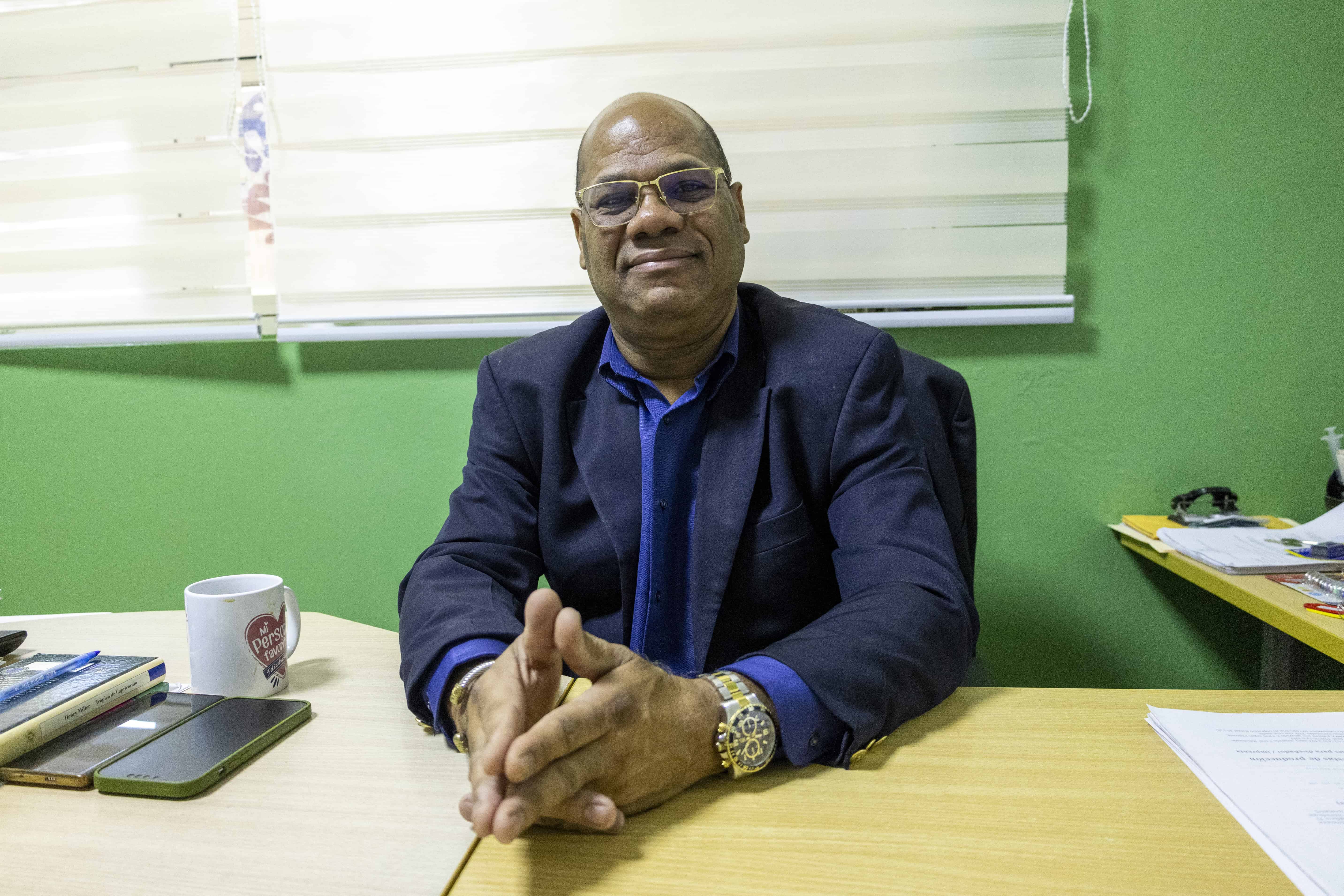 Director del Centro de Excelencia Profesor Luis Encarnación Nolasco.