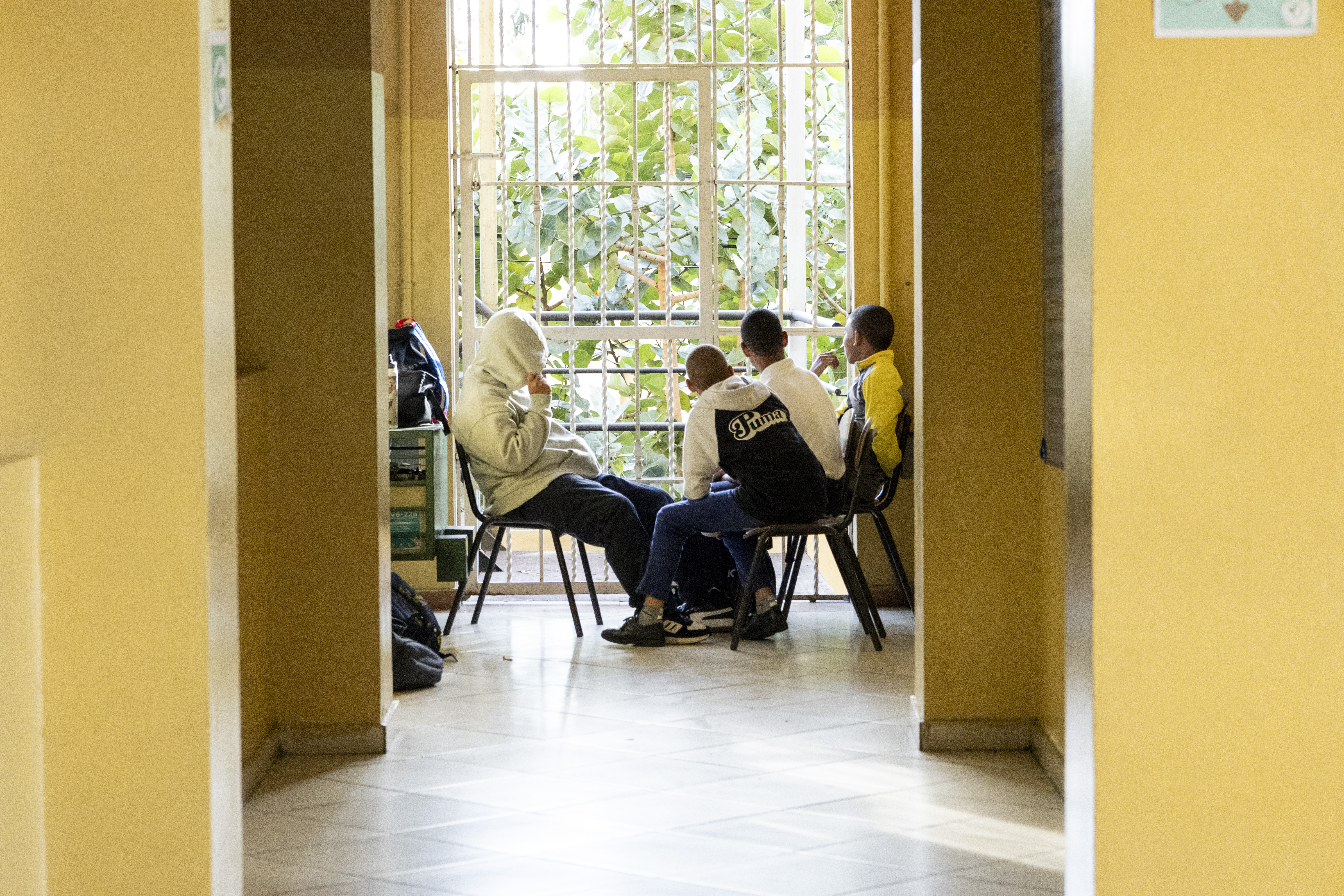 Grupo de estudiantes conversando durante recreo en el Centro de Excelencia Profesor Luis Encarnación Nolasco.