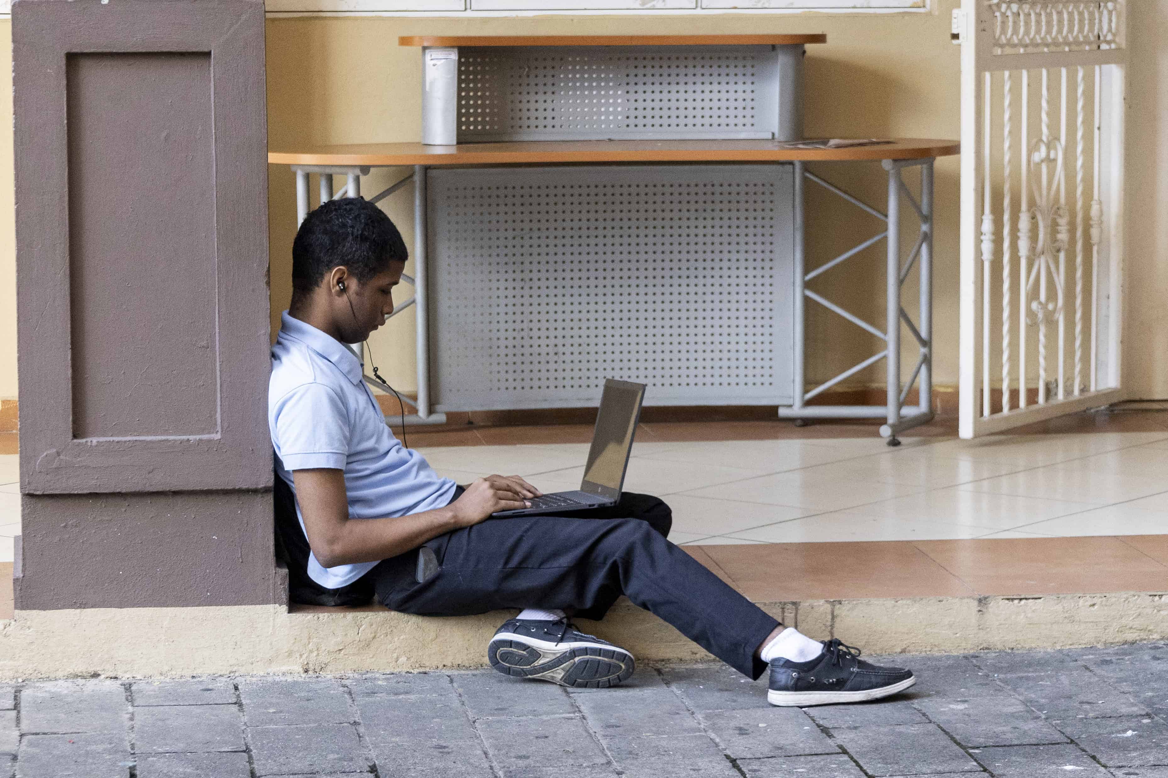 Un estudiante utilizando su computador durante el regreso a clases en el Centro de Excelencia Profesor Luis Encarnación Nolasco.