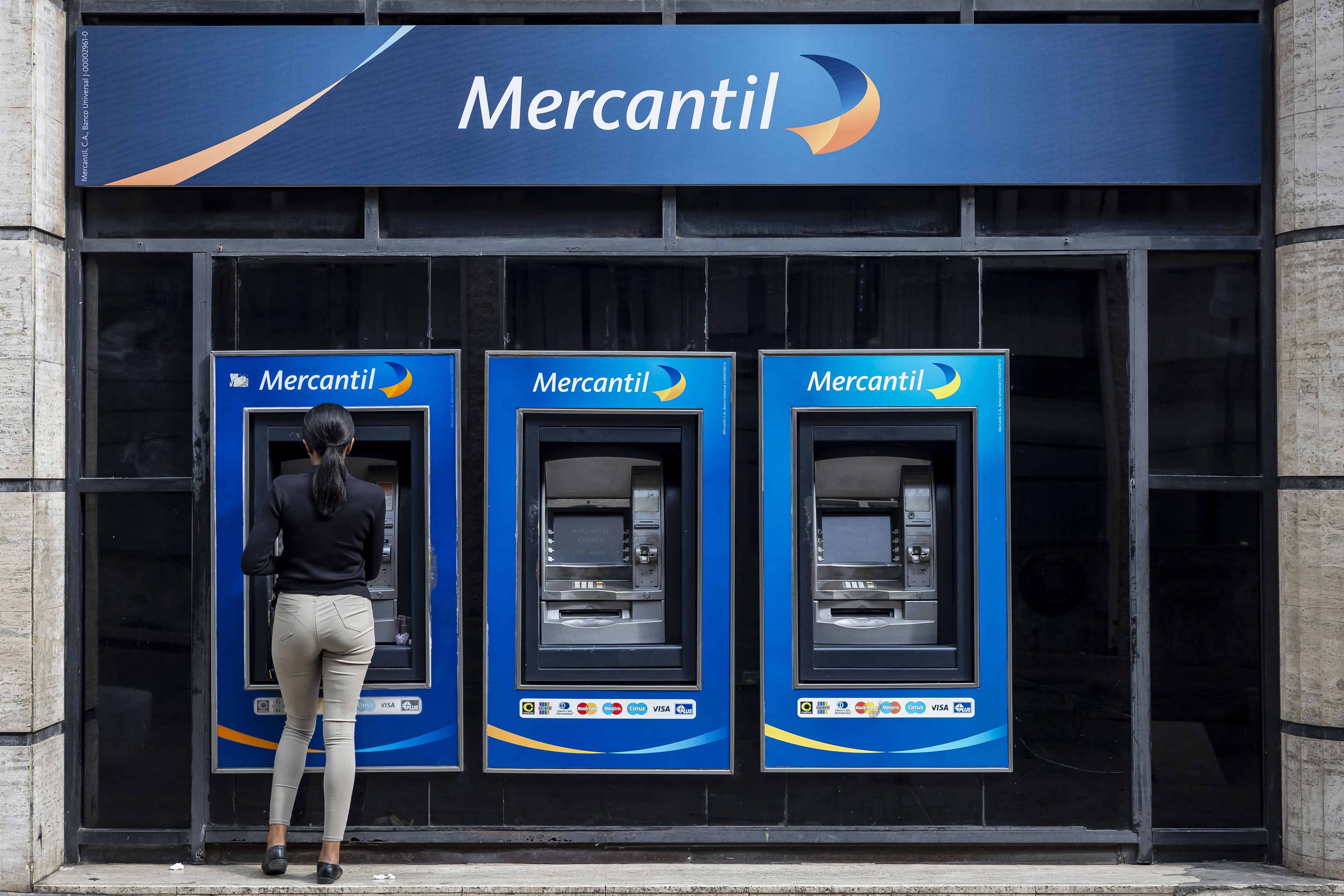 Una mujer utiliza un cajero autom&aacute;tico este martes, en Caracas (Venezuela).&nbsp;