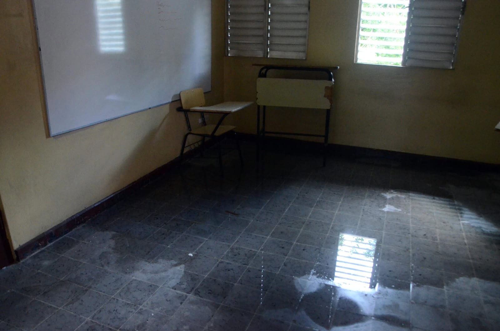 Aula inundada en UASD-Santiago.