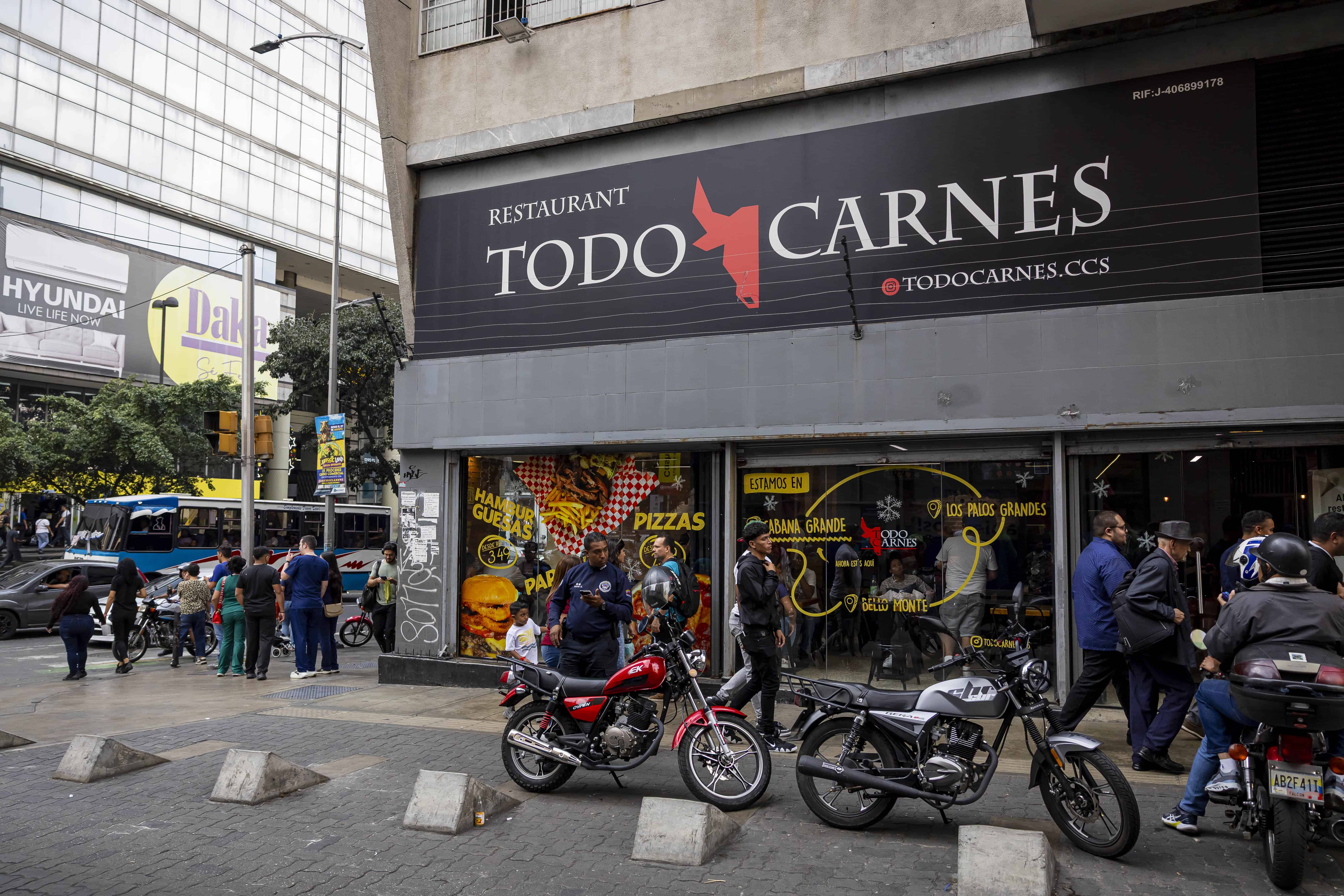 Personas caminan en una calle de una zona comercial este martes, en Caracas (Venezuela).Venezuela ha comenzado recuperar la normalidad con la reapertura gradual de comercios y el regreso parcial del transporte p&uacute;blico, luego del ataque militar de EE.UU. que sorprendi&oacute; la madrugada del s&aacute;bado a los habitantes de Caracas y otros estados vecinos y que termin&oacute; con la captura de Nicol&aacute;s Maduro.