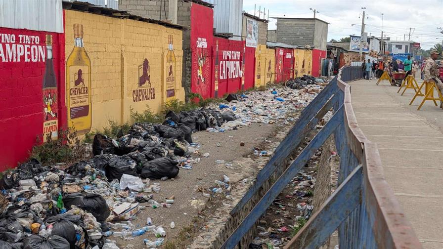 La acumulaci&oacute;n de basura y plagas afectan el paso fronterizo de Dajab&oacute;n