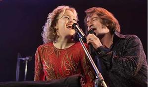 Hugh Jackman y Kate Hudson unen sus voces en Song Sung Blue, una historia de amor real