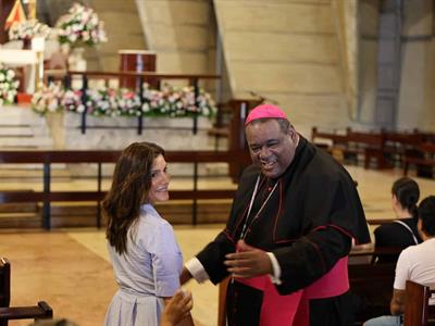 La embajadora de EE. UU. en RD visita basílica de Higüey