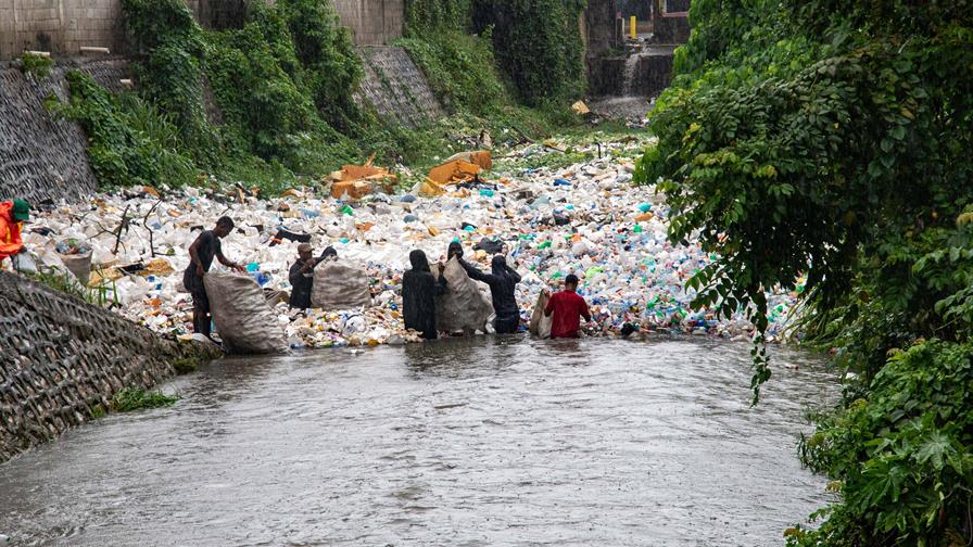 Líderes comunitarios exigen al Gobierno retomar saneamiento de la cañada Guajimía Líderes comunitarios exigen al Gobierno retomar saneamiento de la cañada Guajimía