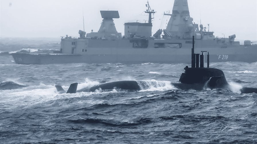 Rusia env&iacute;a submarino para escoltar el petrolero que EE. UU. trata de confiscar en Venezuela