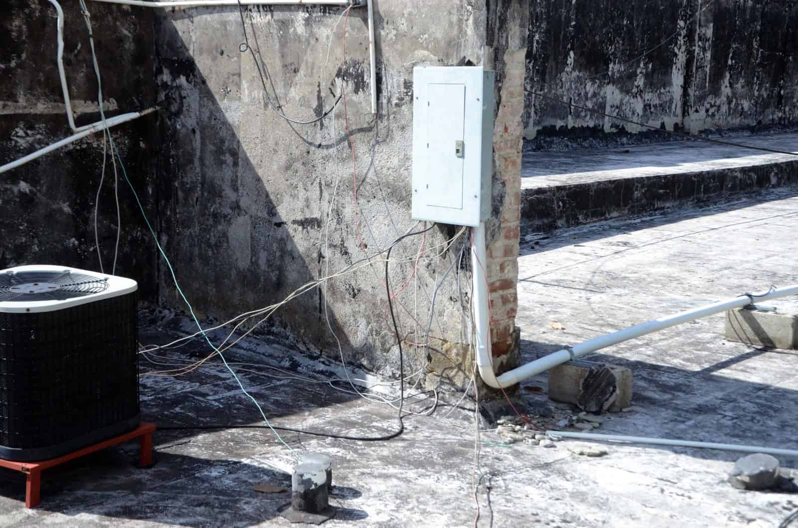 Instalación eléctrica en uno de los techos de la universidad en Santiago.