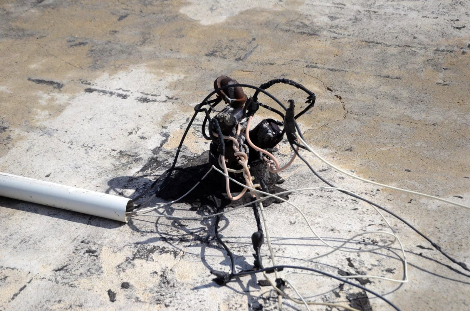 Instalación eléctrica en uno de los techos de la universidad en Santiago.