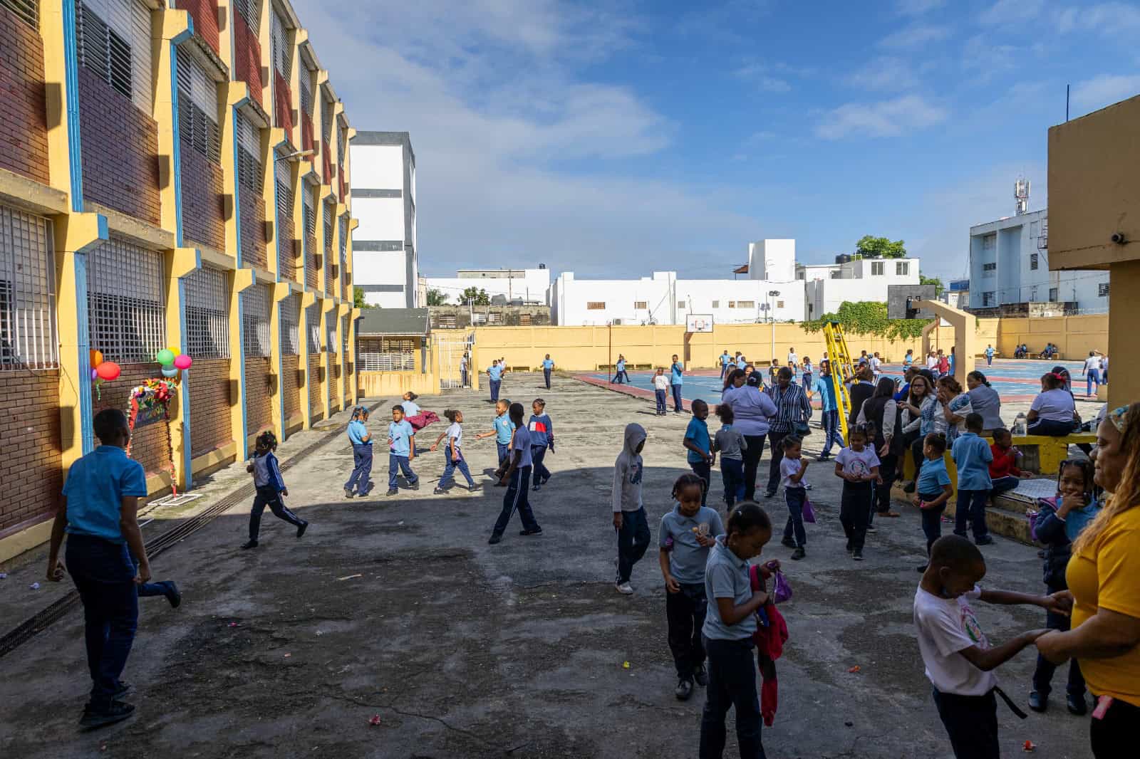 Niños disfrutan del recreo en el patio de la Escuela República del Perú