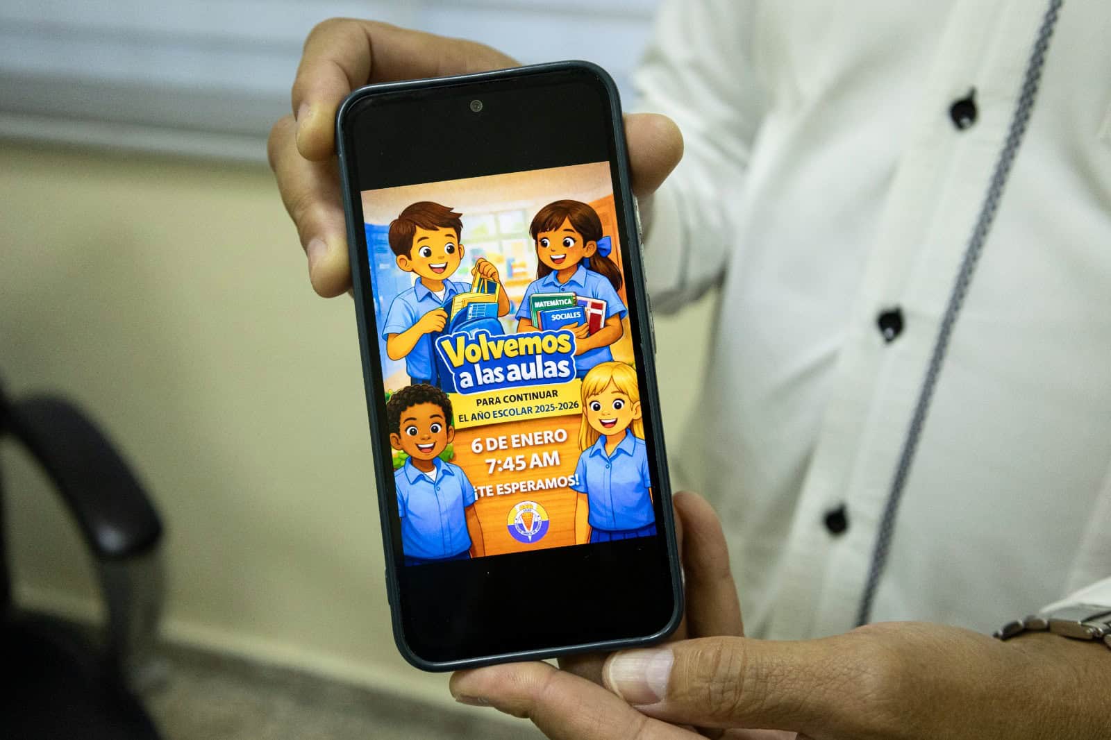 El director del Liceo Estados Unidos de América, muestra el llamado a retomar las clases difundido a través de las redes.
