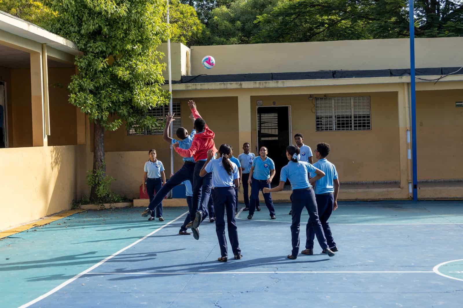 Estudiantes del Liceo de Educación Media Estados Unidos de América juegan durante el recreo.