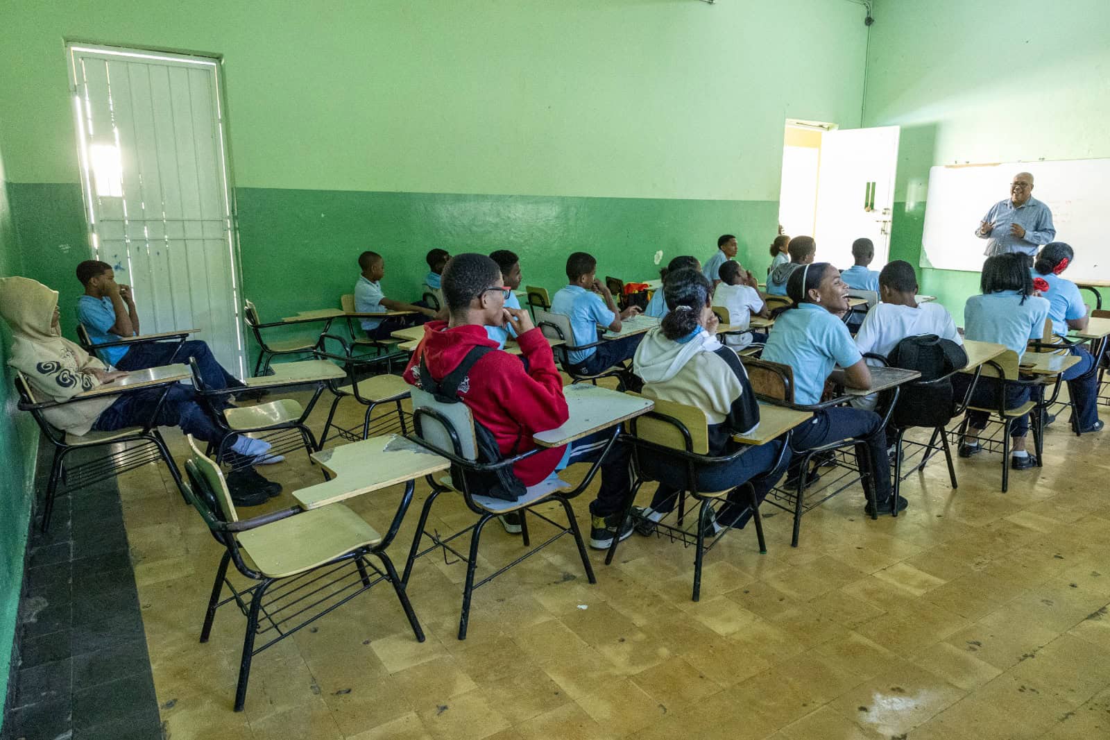 El director del Liceo Secundario Juan Pablo Duarte, Victorino Germosén, conversa con estudiantes en un aula sobre sus metas para este año escolar.