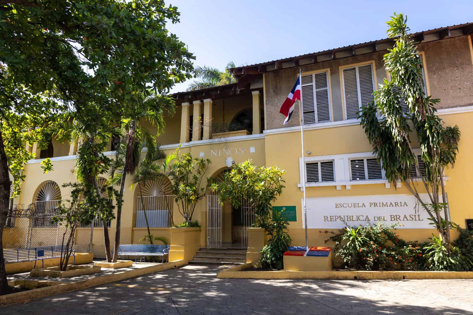 Fachada de la Escuela Primaria República del Brasil, donde se retomó la docencia con mayor asistencia estudiantil.