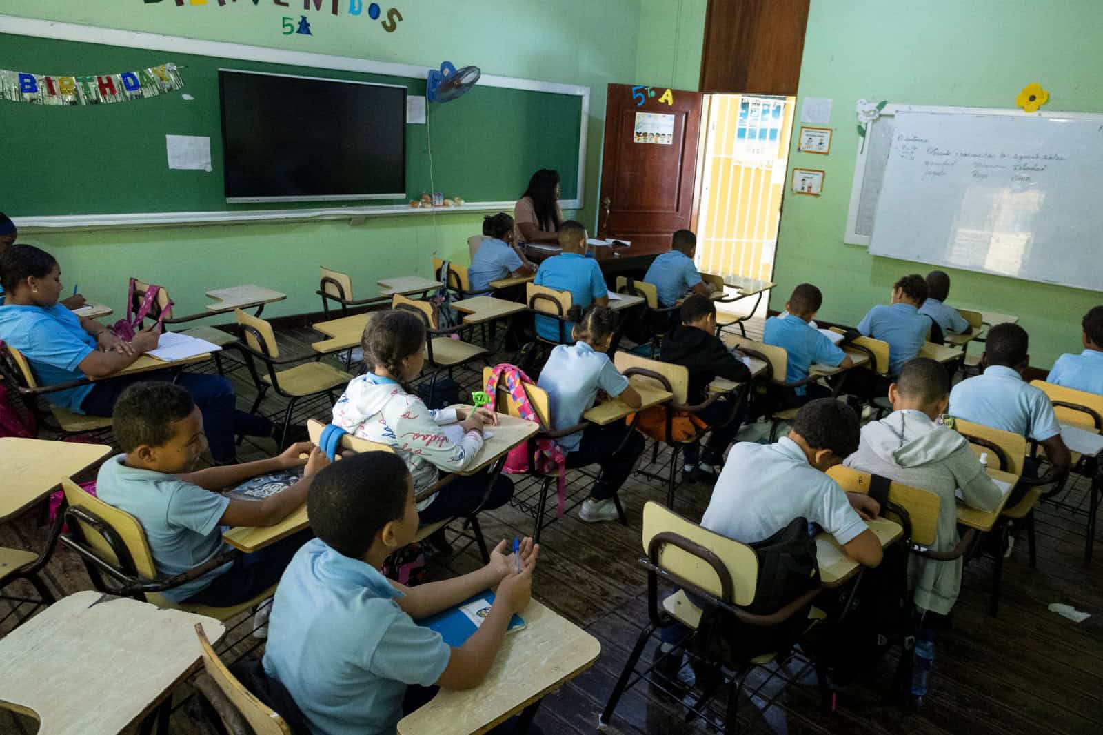 Una maestra imparte docencia a estudiantes en un aula de la Escuela Primaria República del Brasil.