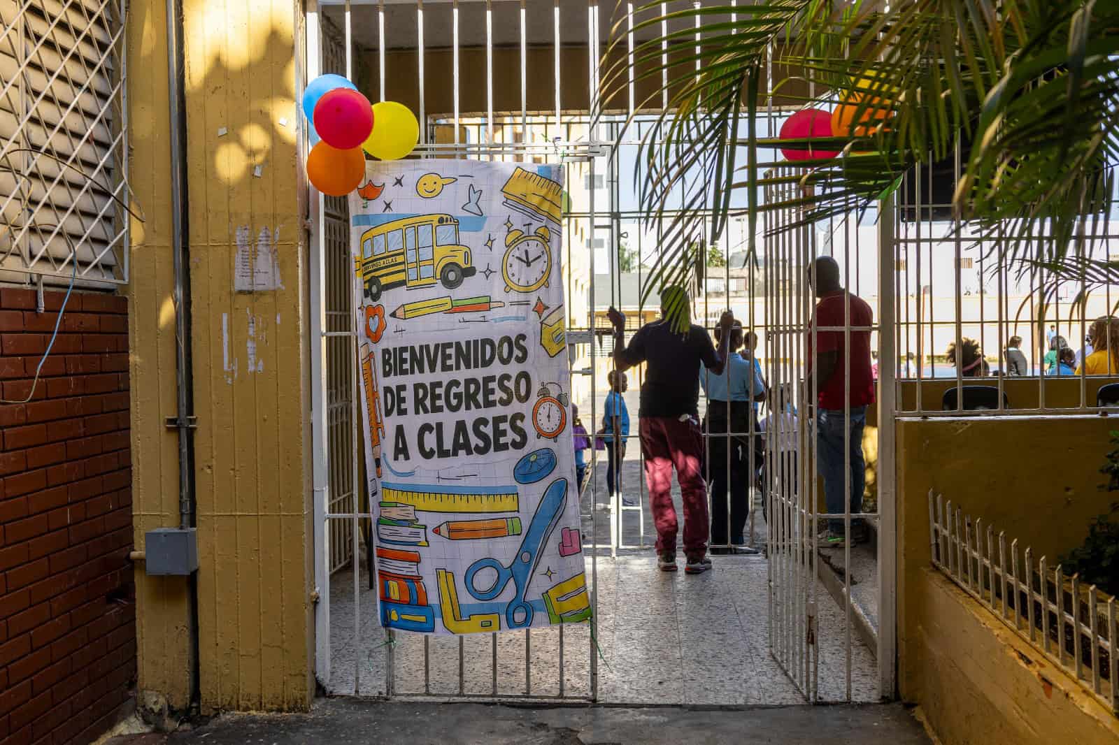 Cartel de bienvenida y globos, colocados en la entrada de la Escuela República del Perú para recibir a los estudiantes.