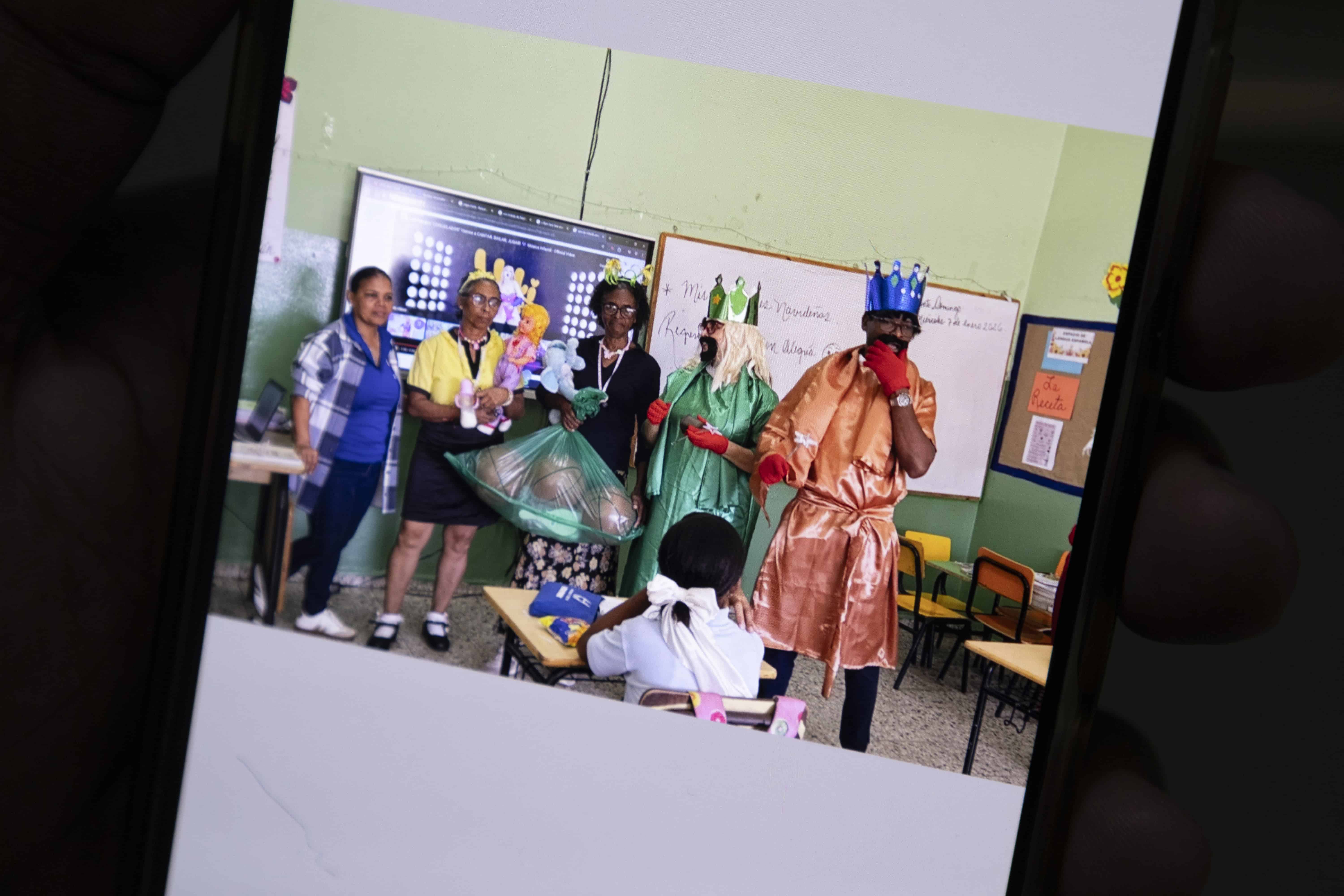 Con disfraces de Reyes Magos, maestros y el director apuestan por la creatividad para incentivar la participación de los alumnos en la escuela República de Chile.