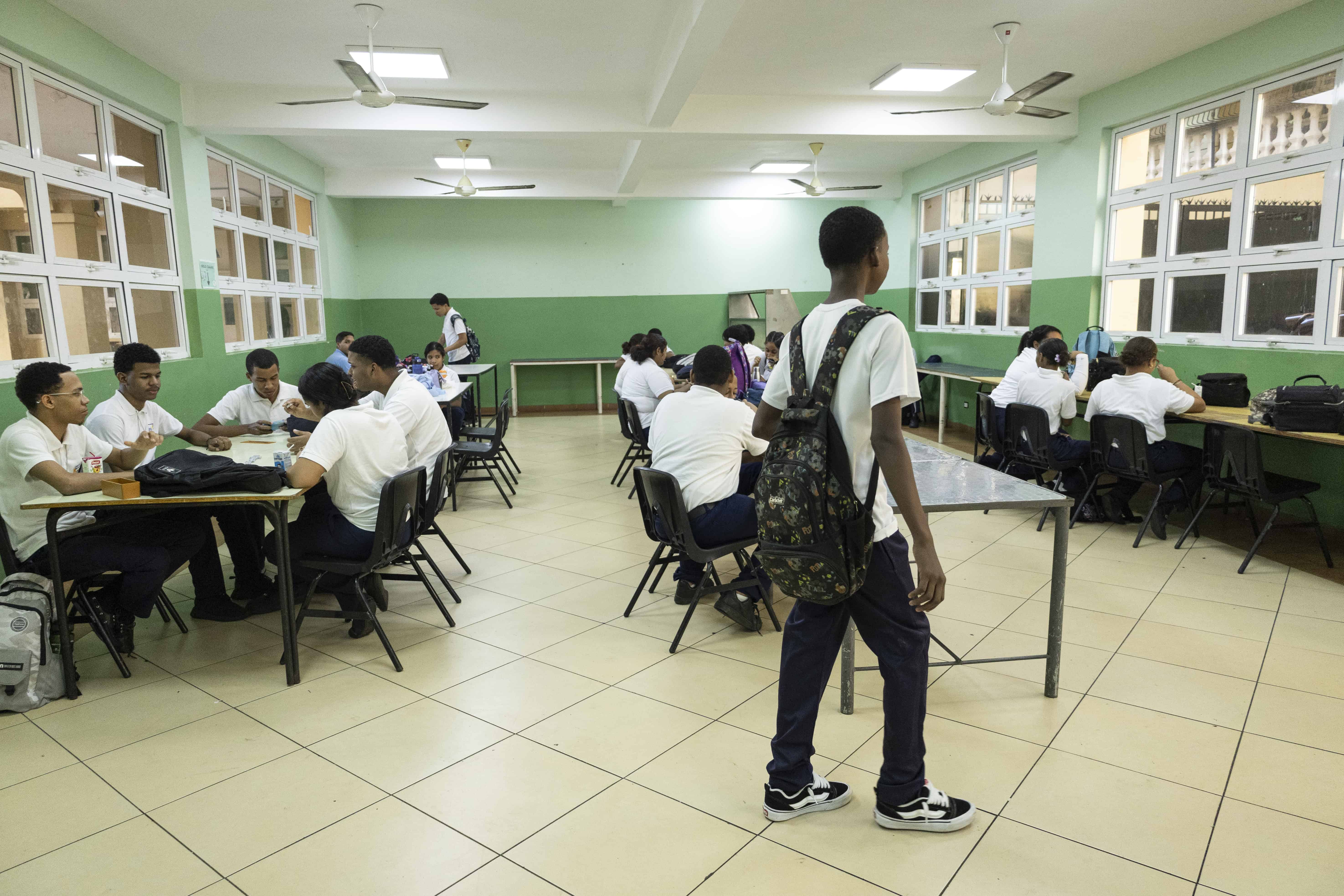 Estudiantes del Centro de Excelencia Profesor Luis Encarnación Nolasco compartiendo en el comedor.