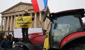 Los agricultores entran con tractores en Par&iacute;s para protestar contra el acuerdo UE-Mercosur