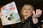Brigitte Bardot fue enterrada con una camiseta y un broche con una foca, su animal fetiche Brigitte Bardot fue enterrada con una camiseta y un broche con una foca, su animal fetiche