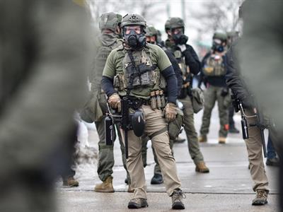 Tim Walz enfrenta investigación del Departamento de Justicia por ICE