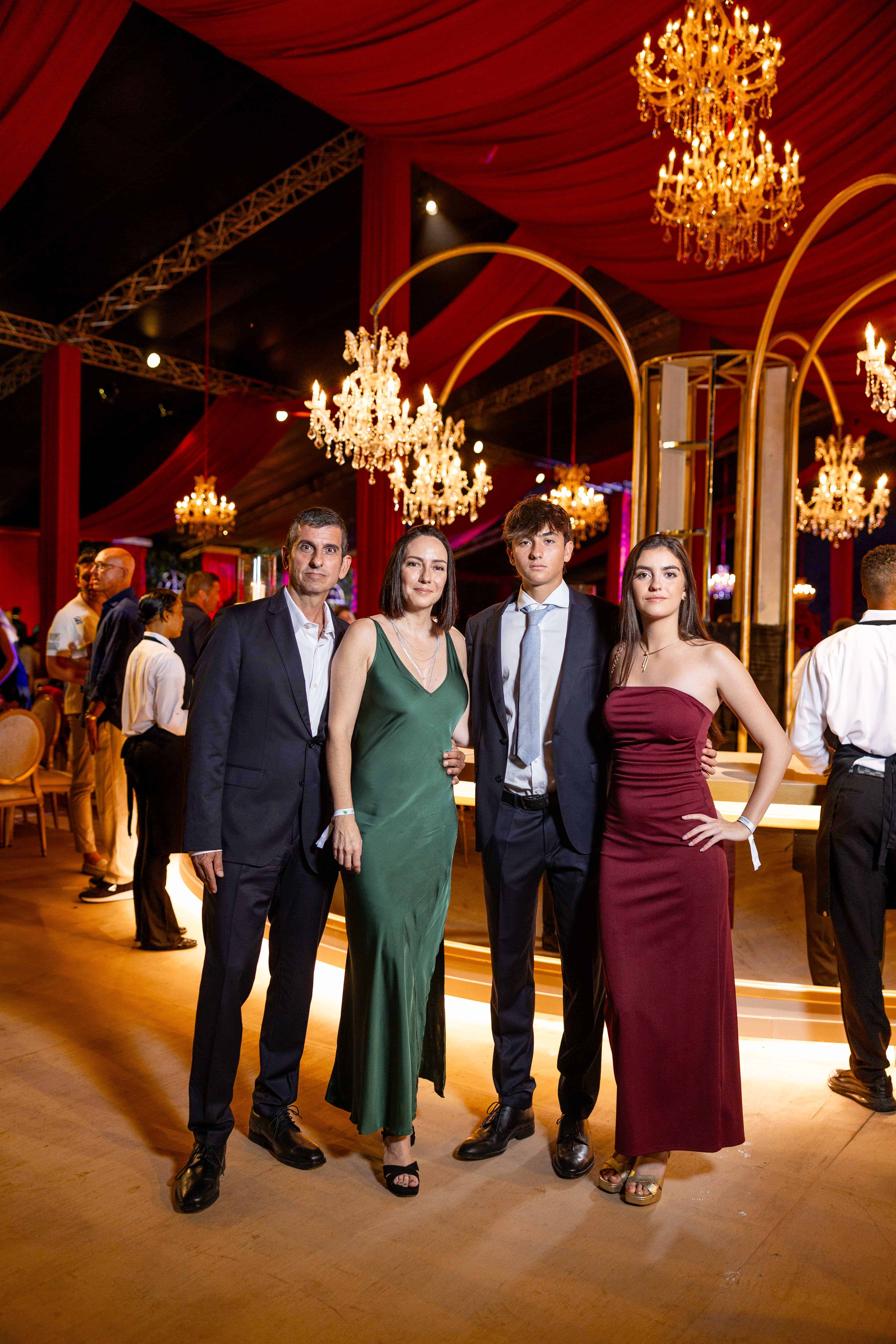 Francisco G&oacute;mez, Vanessa Serafini, Adri&aacute;n Serafini y Gabriela Serafini durante la fiesta NYE.