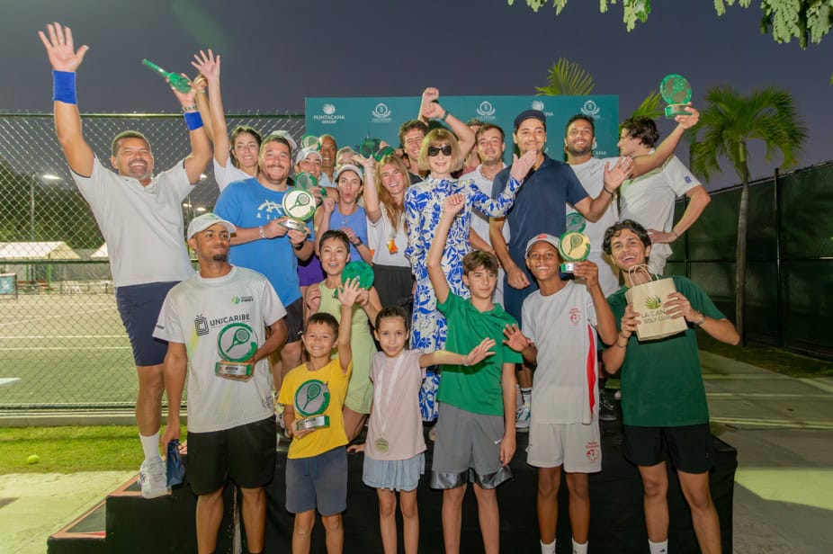 Ganadores con Anna Wintour durante el torneo de tenis de ODLR.