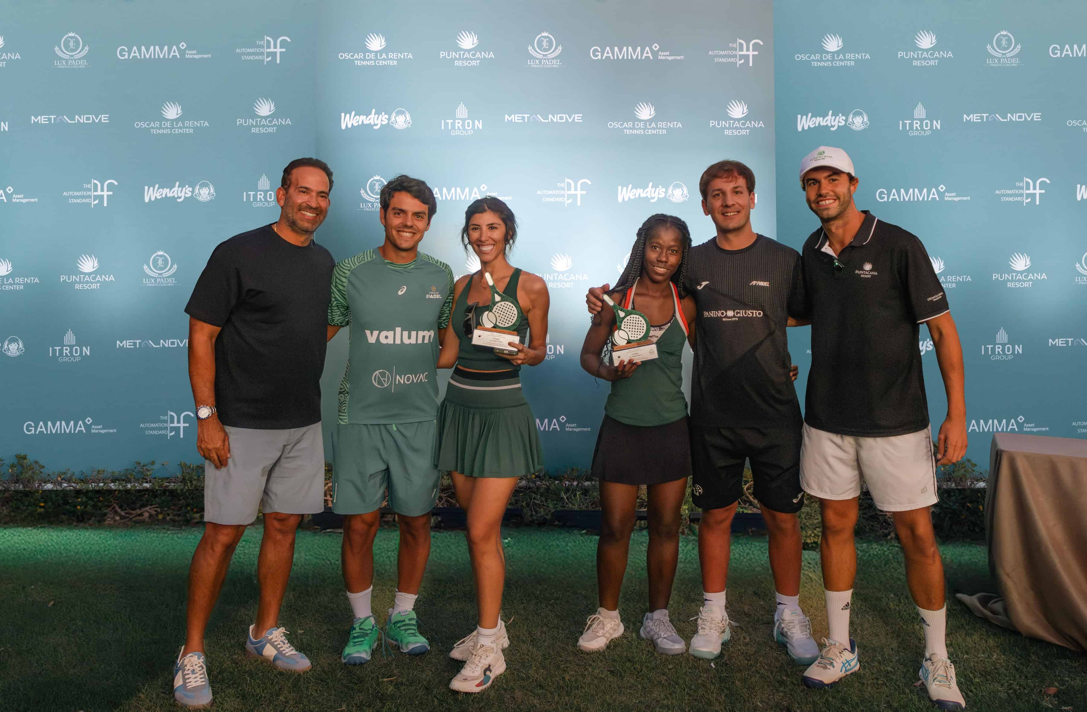 Hiram Silfa, Coki Nieto, Yuli Trouve, Belen Iba&ntilde;ez, Alfonso Sanchez y Joaquin Gaitan durante el torneo de P&aacute;del.