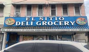 Momento de robo a punta de pistola en bodega de El Bronx; ofrecen recompensa por los responsables