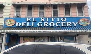 Momento de robo a punta de pistola en bodega de El Bronx; ofrecen recompensa por los responsables