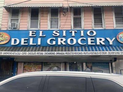 Momento de robo a punta de pistola en bodega de el Bronx