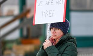 Nueva York se une a las protestas por la muerte de una mujer a manos de ICE en Minnesota