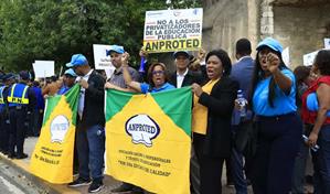 Profesores protestan contra fusi&oacute;n del Minerd-Mescyt; advierten afectar&aacute; la calidad educativa