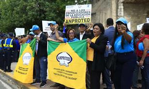 Profesores protestan contra fusi&oacute;n del Minerd-Mescyt; advierten afectar&aacute; la calidad educativa