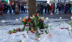 Miles de personas rechazan a ICE en una vigilia en Mine&aacute;polis tras la muerte de una mujer