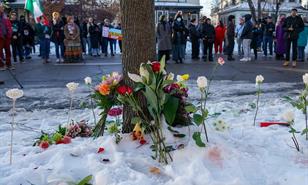 Miles de personas rechazan a ICE en una vigilia en Mine&aacute;polis tras la muerte de una mujer