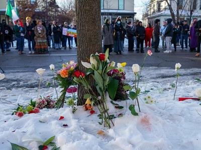 Realizan vigilia en Minéapolis por muerte de mujer tras tiroteo