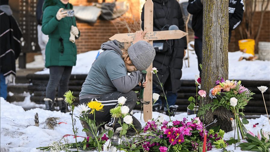 Multitud llora a mujer muerta a tiros por ICE mientras crecen tensiones con Trump Multitud llora a mujer muerta a tiros por ICE mientras crecen tensiones con Trump