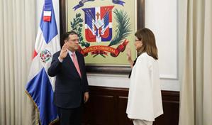 La vicepresidenta Raquel Pe&ntilde;a juramenta a Eduardo Sanz Lovat&oacute;n como ministro de Industria y Comercio
