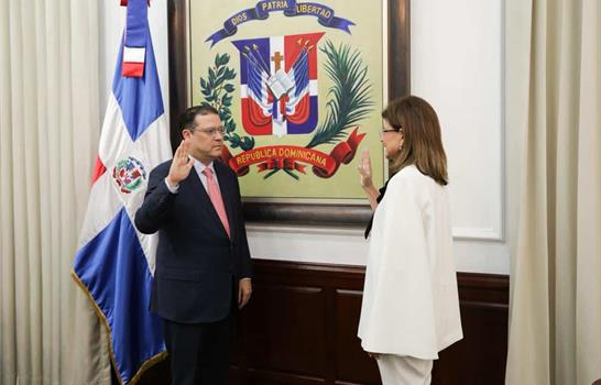 La vicepresidenta Raquel Pe&ntilde;a juramenta a Eduardo Sanz Lovat&oacute;n como ministro de Industria y Comercio