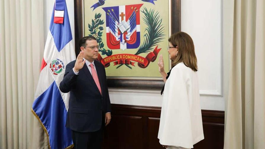 La vicepresidenta Raquel Peña juramenta a Eduardo Sanz Lovatón como ministro de Industria y Comercio La vicepresidenta Raquel Peña juramenta a Eduardo Sanz Lovatón como ministro de Industria y Comercio