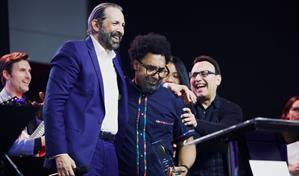 Juan Luis Guerra y Michel Camilo entregan el Berklee Alumni Achievement Award a Javier Vargas