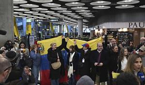 Llegan a Madrid los cinco presos espa&ntilde;oles liberados en Venezuela