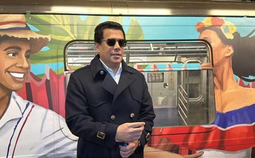 David Collado lanza la nueva ruta promocional en la L&iacute;nea A del tren en Nueva York