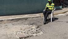 Hoyo por adoquines sueltos afecta a conductores en la Ciudad Colonial